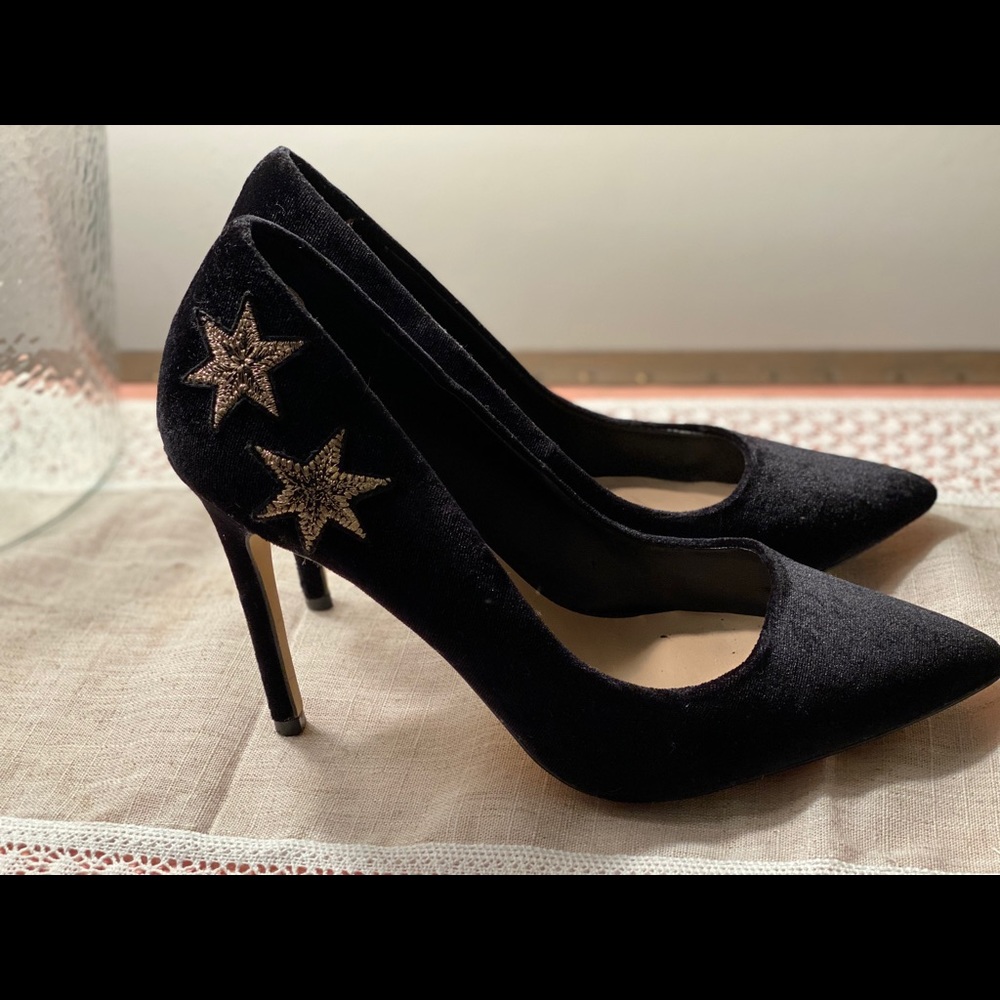 Cute black velvet pointed heels 🖤🖤